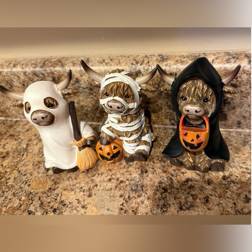 Halloween Highlanf Cow Figurine Set